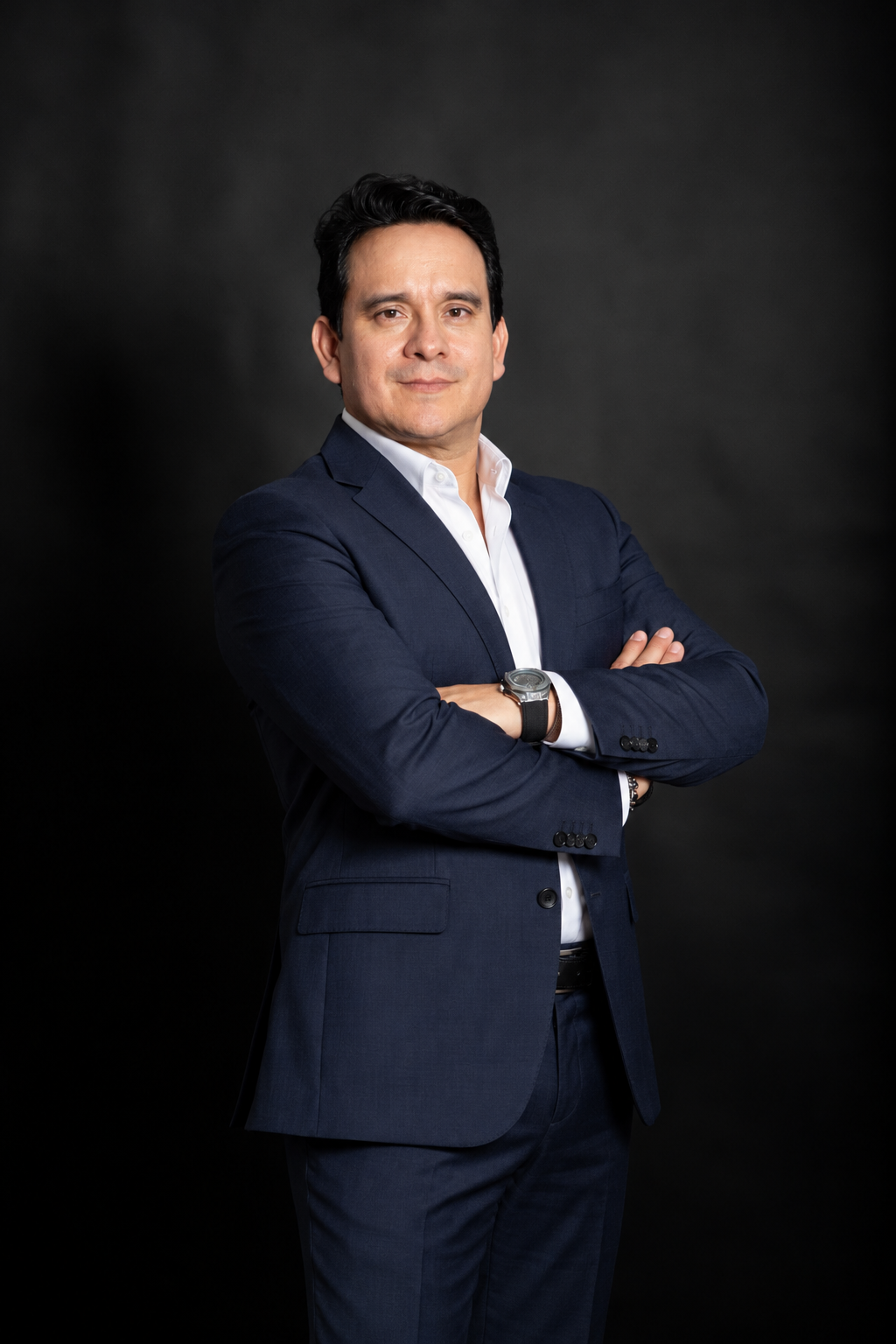 Retrato ejecutivo de París Chico con traje azul marino y camisa blanca.